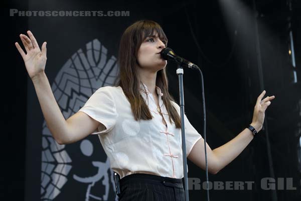 CLARA LUCIANI - 2019-07-06 - HEROUVILLE SAINT CLAIR - Chateau de Beauregard - Scene John - 